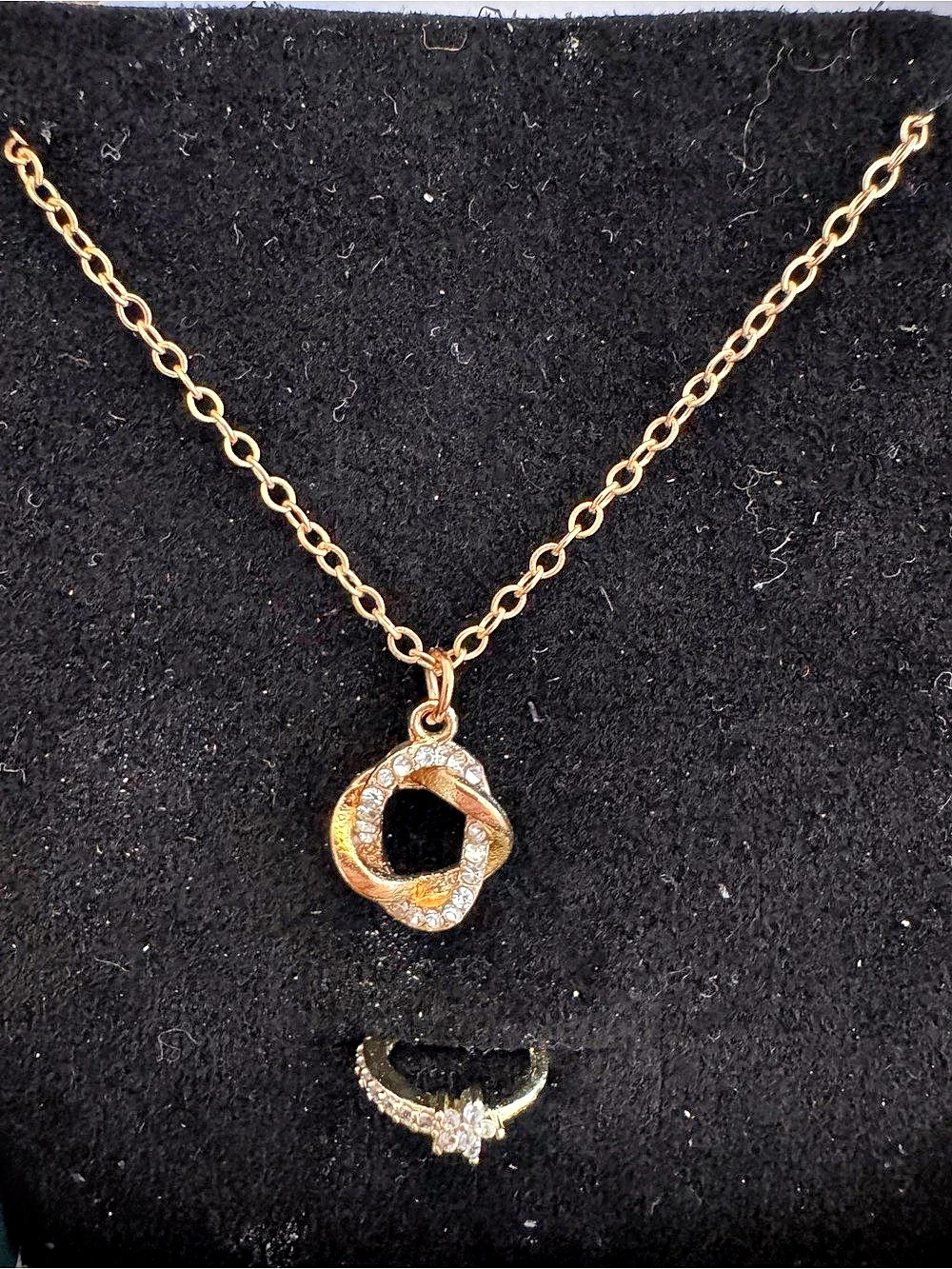 Set of Crystal Pendant Necklace Gold and earnings .